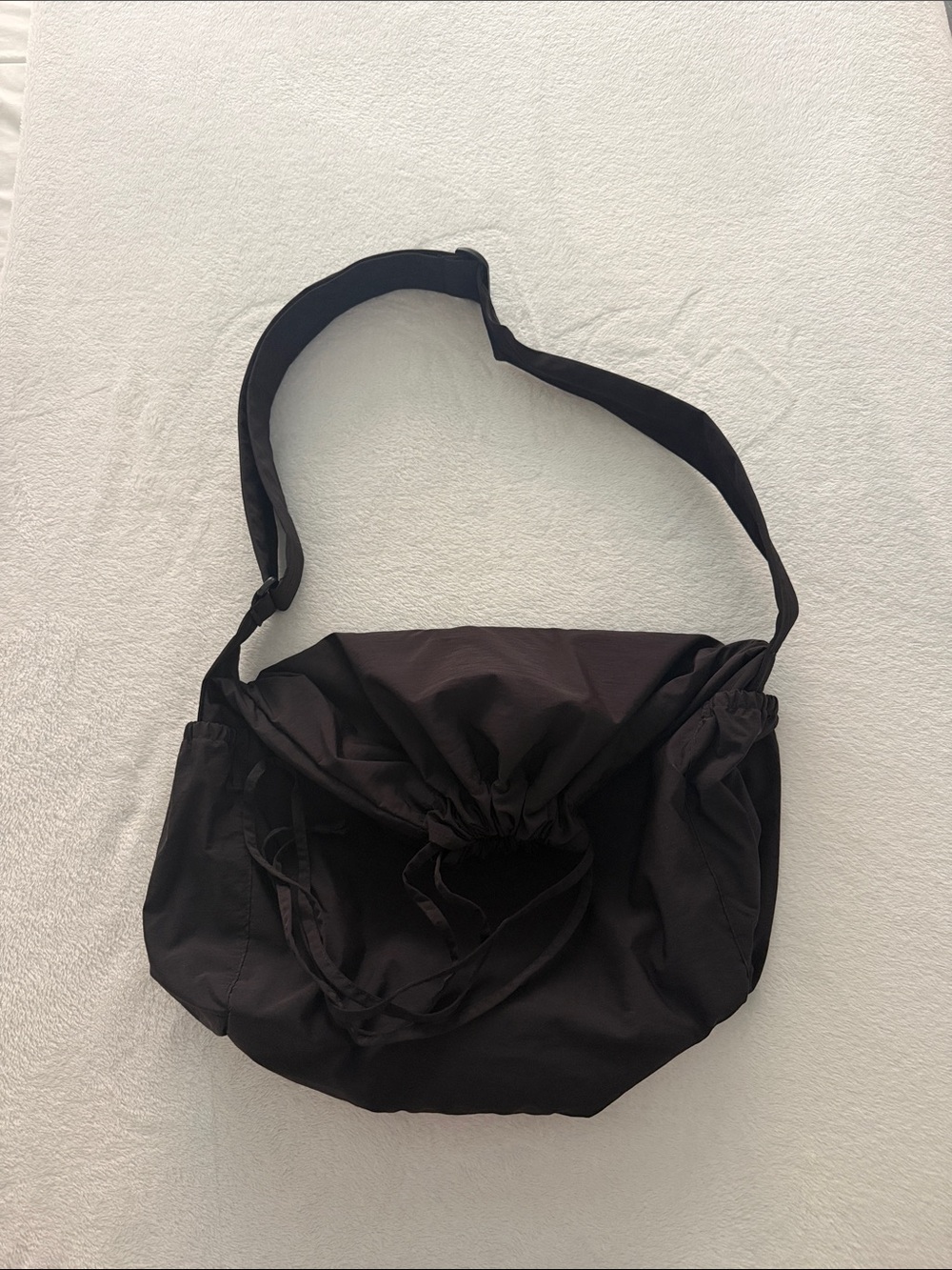 UNIQLO Everyday Black Drawstring Crossbody Shoulder Bag